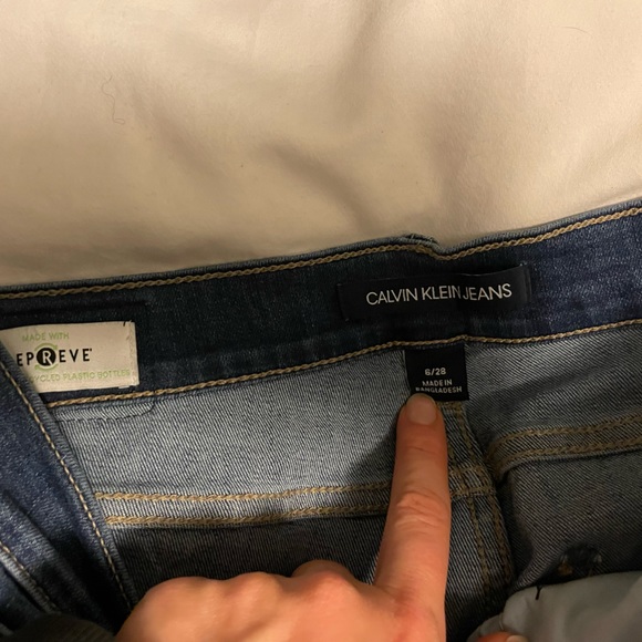 Size 6 Calvin Klein skinny, straight leg indigo blue stretch jean - Picture 3 of 3